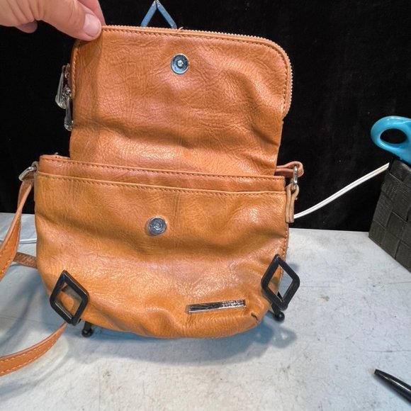 KENNETH COLE LEATHER PURSE - Picture 3 of 3